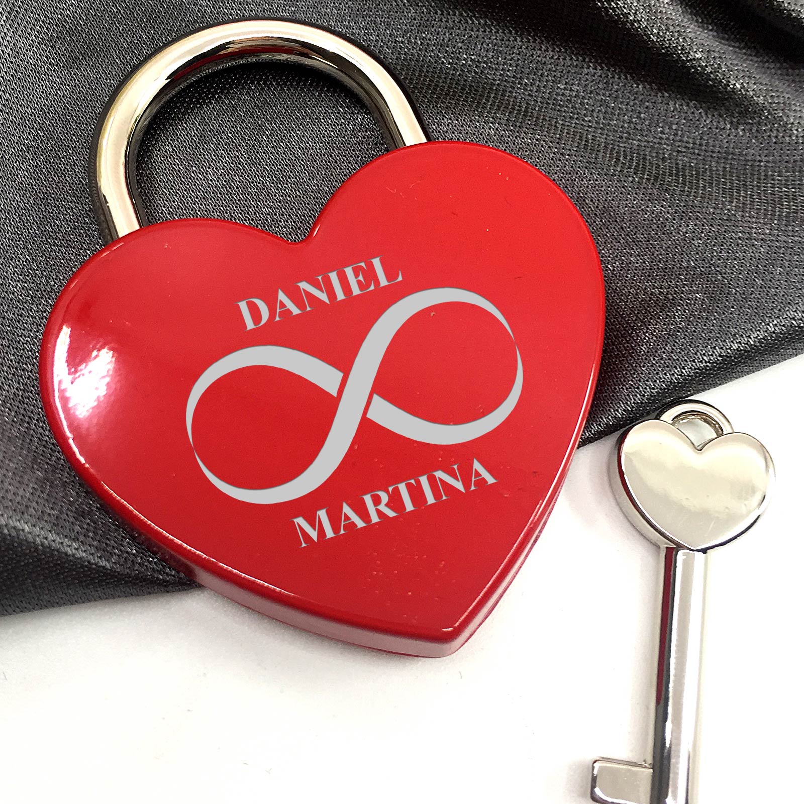 Liebesschloss mit Namen und Unendlichkeitssymbol