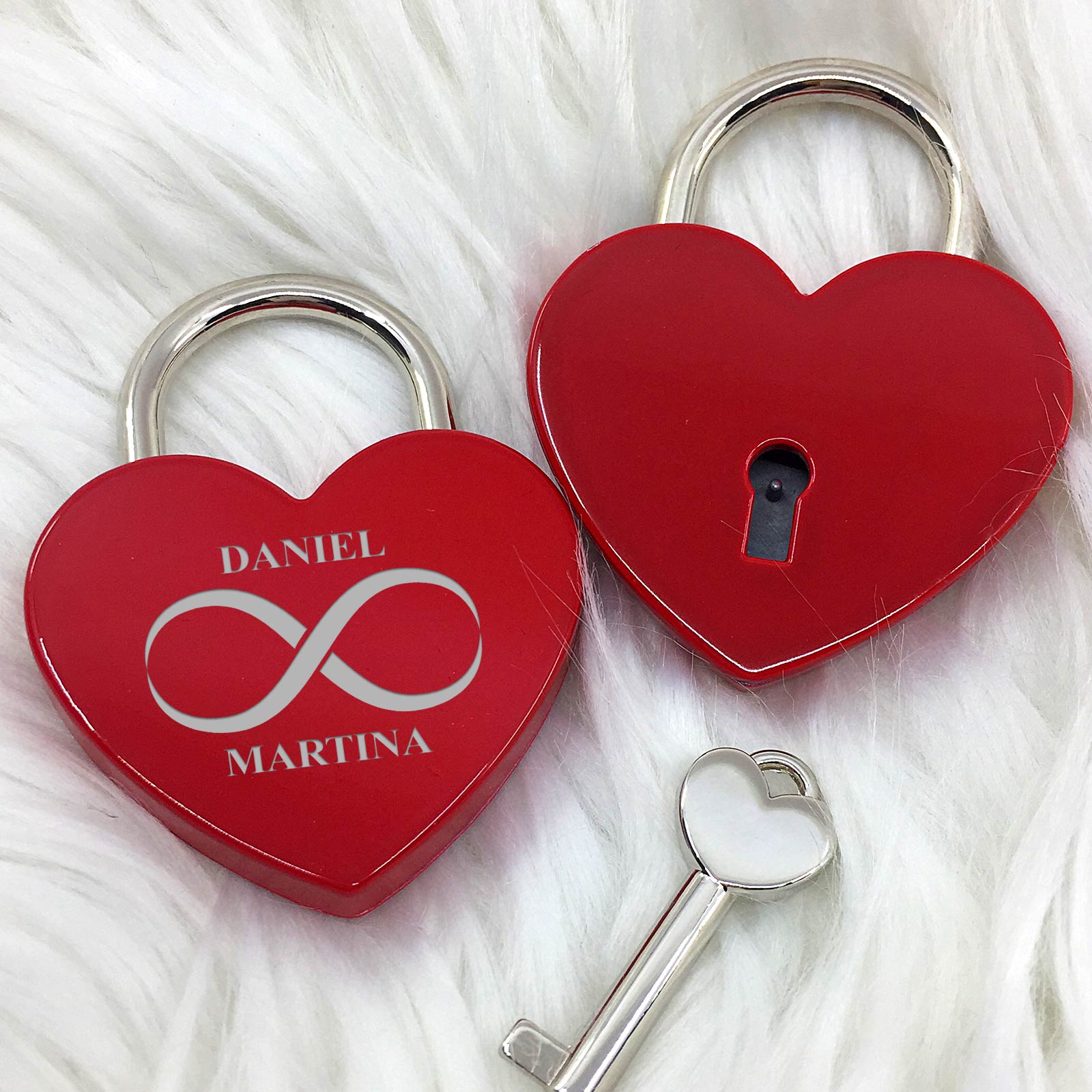 Liebesschloss mit Namen und Unendlichkeitssymbol